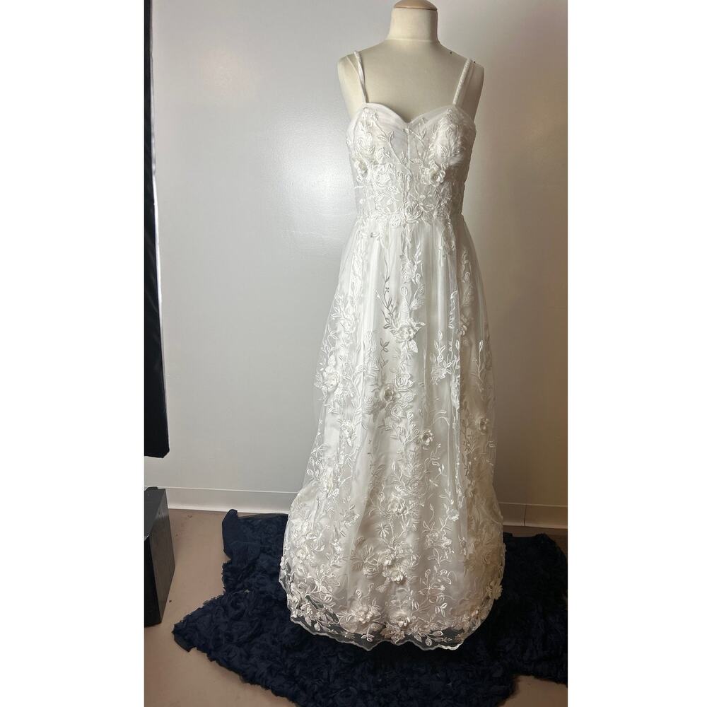 David's Bridal 3D Floral Wedding Dress Size 10 Soft White
